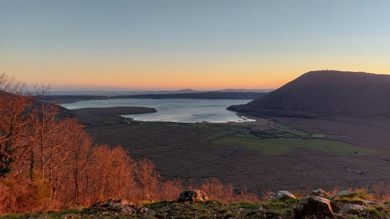 Vista del lago di Vico dall'alto